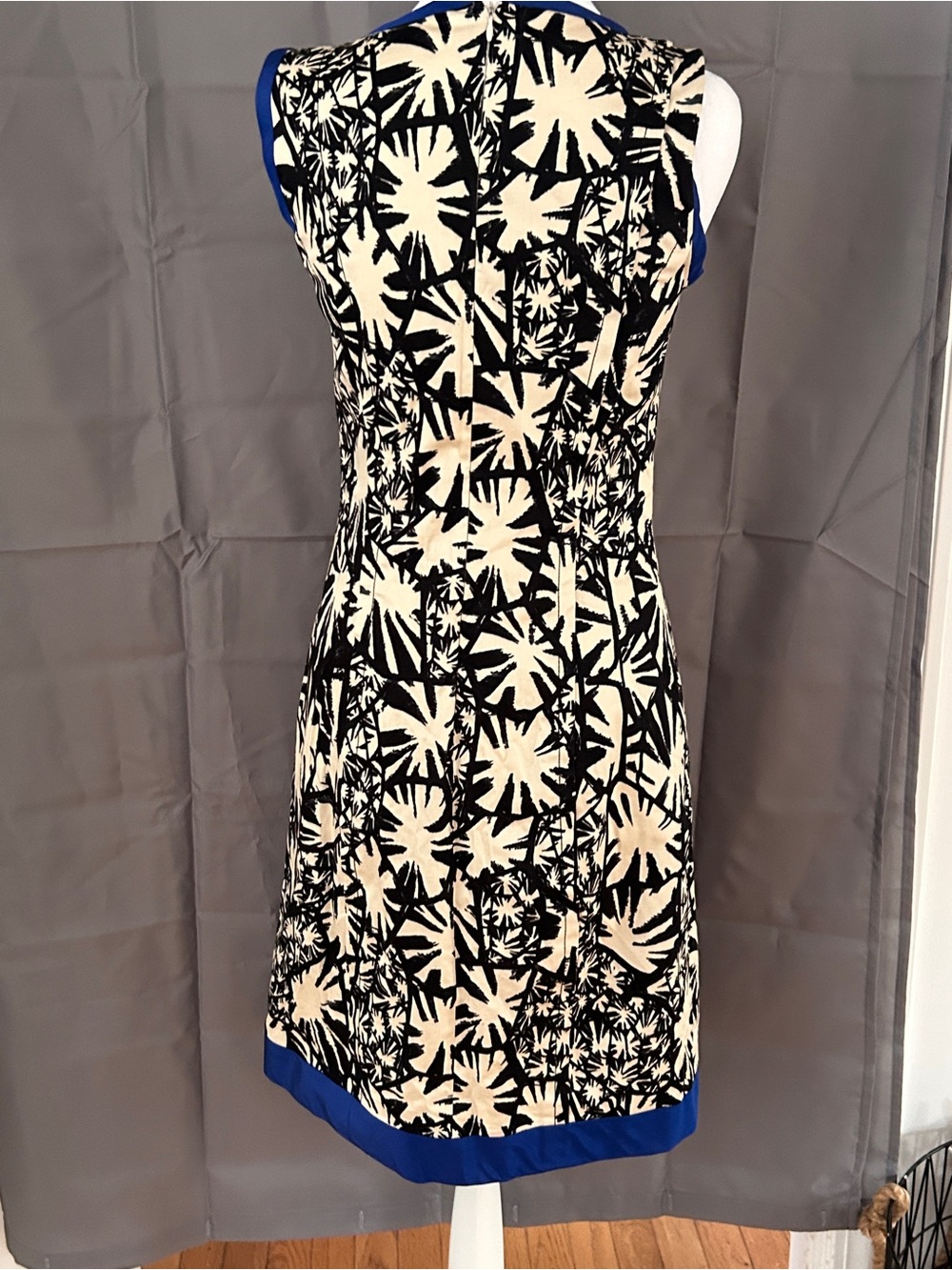 Oscar de la Renta Black and Cream Floral Shift Dress with Blue Trim